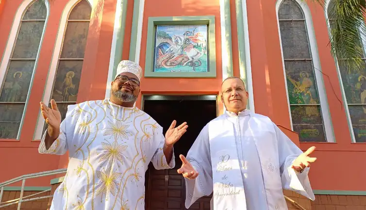 22/04/2026 - Pai Ricardo e Padre Sérgio que organizam as celebrações inter-religiosas na Igreja de São Jorge em Porto Alegre. Foto: Igreja de São Jorge/Divulgação
